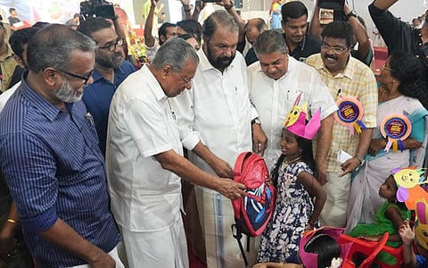மாணவர்களுக்கு கல்வி பொருள்களை விநியோகித்த பினராயி விஜயன்