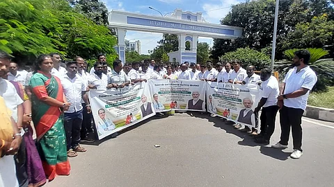 திருப்பூர் ஆட்சியர் அலுவலகத்தில் முற்றுகையில் ஈடுபட்ட பாஜகவினர்.