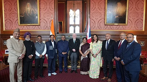 பிரிட்டனில் ரவி சங்கர் பிரசாத் (தம்பிதுரை அருகே நடுவில் நிற்பவர்)