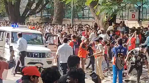 சின்னசாமி திடலில் அத்துமீறி நுழைய முயன்ற ஆர்சிபி ரசிகர்கள் மீது போலீஸார் தடியடி நடத்தினர்.