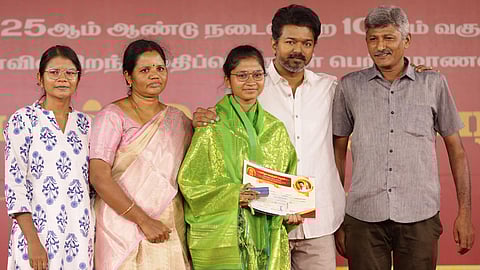 சென்னை மாமல்லபுரத்தில் புதன்கிழமை தவெக சாா்பில் நடைபெற்ற நிகழ்வில் பொதுத் தோ்வில் அதிக மதிப்பெண் மாணவிக்கு விருது, சான்றிதழை வழங்கிய அக்கட்சியின் தலைவா் விஜய்.