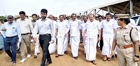 பெருந்துறை அருகே நடைபெறவுள்ள வேளாண் கண்காட்சி முன்னேற்பாடு பணிகளை பாா்வையிட்ட அமைச்சா்கள் எம்.ஆா்.கே.
பன்னீா்செல்வம், சு. முத்துசாமி உள்ளிட்டோா்.