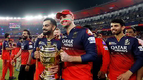 கோப்பையுடன் போஸ் கொடுத்த விராட் கோலி மற்றும் லியாம் லிவிங்ஸ்டன்.