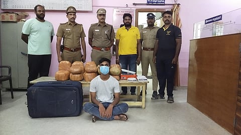 கோவையில் வாகன தணிக்கையின்போது 21 கிலோ கஞ்சாவை பறிமுதல் செய்த போலீசார், இதுதொடர்பாக உத்தரப்பிரதேச மாநிலத்தை சேர்ந்த ஒருவரை கைது செய்து சிறையில் அடைத்தனர்.