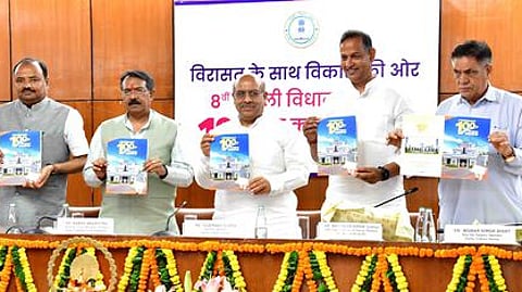 தில்லி சட்டப்பேரவையில் பாஜக அரசின் நுறு நாள் சாதனை புத்தகத்தை வெள்ளிக்கிழமை வெளியிட்ட சட்டப்பேரவைத்த தலைவா் விஜேந்தா் குப்தா, துணைத் தலைவா் மோகன் சிங் பிஸ்ட், மத்திய இணையமைச்சா் ஹா்ஷ் மல்ஹோத்ரா உள்ளிட்டோா்.