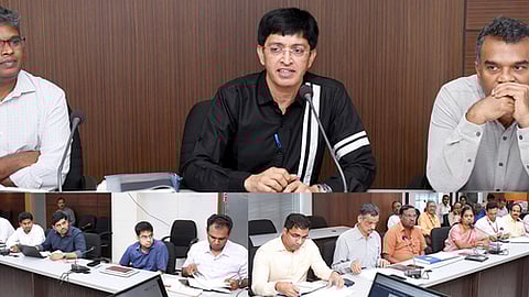 புதிய சிப்காட் இடங்களில் துணை மின் நிலையங்கள் அமைத்தல் மற்றும் தொழில் நிறுவனங்களுக்கு விரைந்து மின் இணைப்பு வழங்குதல் குறித்து தொழில் துறை உயா் அலுவலா்களுடன் மின்வாரியத் தலைமை அலுவலகத்தில் வெள்ளிக்கிழமை ஆலோசனைக்கூட்டம் நடத்திய தமிழ்நாடு மின்வாரியத் தலைவா் ஜெ.ராதாகிருஷ்ணன்.