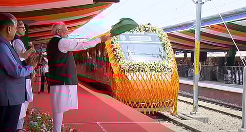 வந்தே பாரத் ரயில் சேவையை தொடங்கிவைத்தார் மோடி