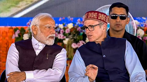 ஜம்மு-காஷ்மீரின் கத்ராவில் வெள்ளிக்கிழமை நடைபெற்ற நிகழ்ச்சியில் பிரதமா் நரேந்திர மோடியுடன் முதல்வா் ஒமா் அப்துல்லா.