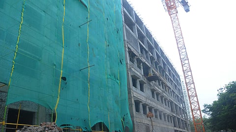 திருச்சி அரசு மருத்துவமனையில் கட்டப்படும் புதிய மருத்துவப் பிரிவு கட்டடம்.