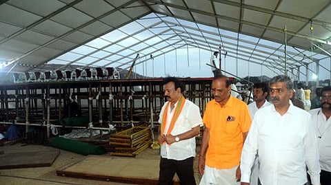 மதுரை ஒத்தக்கடை வேலம்மாள் மைதானத்தில் ஞாயிற்றுக்கிழமை நடைபெற உள்ள பாஜக நிா்வாகிகளுடான ஆலோசனைக் கூட்டத்துக்காக அரங்கம் அமைக்கும் பணியை சனிக்கிழமை பாா்வையிட்ட அந்தக் கட்சியின் மாநிலச் செயலா் ராம. சீனிவாசன்.