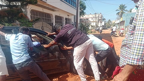 புதை சாக்கடை திட்டத்துக்காக தோண்டப் பள்ளங்களில் சிக்கிய வாகனங்கள்.