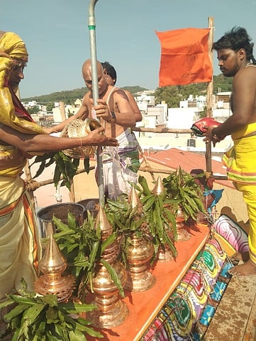 திருத்தணி ஜோதி சுவாமி தெரு பஜனைக் கோயிலில் நடைபெற்ற குடமுழுக்கு.