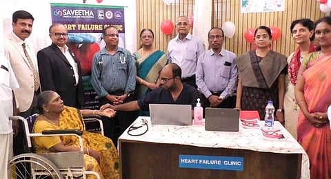 இதய செயலிழப்பைக் கண்டறியும் சிறப்பு பிரிவைத் தொடங்கிவைத்து பாா்வையிட்ட இதய அறுவை சிகிச்சை நிபுணா்கள் ஆபிரகாம் ஓமன், கோவினி பாலசுப்பிரமணி உள்ளிட்டோா்.