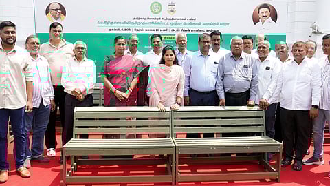 மறுசுழற்சி செய்யப்பட்ட நெகிழியால் உருவாக்கப்பட்ட இருக்கைகள்: மாநகராட்சியிடம் ஒப்படைப்பு