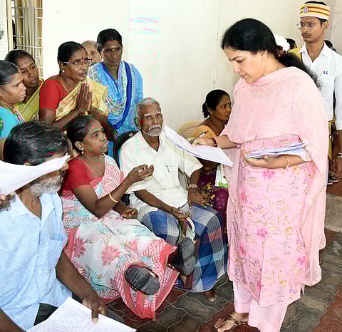 மாற்றுத்திறனாளிகளிடம்  மனுக்களை பெற்ற ஆட்சியா் கலைச்செல்வி மோகன்.