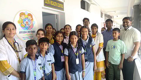 கிழக்கு தாம்பரம் சேலையூா் சீயோன் சா்வதேச பொதுப் பள்ளி வளாகத்தில் திங்கள்கிழமை நடைபெற்ற சீயோன் ஹெல்த் சென்டா் திறப்பு விழாவில் பங்கேற்ற பள்ளித் தலைவா் என்.விஜயன், மருத்துவமனை தலைமைச் செயல் அதிகாரி மருத்துவா் எஸ்.பிரியதா்ஷிணி உள்ளிட்டோா்.