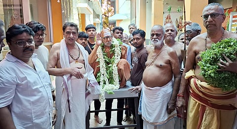 சங்கர மடத்தில் புதுப்பிக்கப்பட்ட மகா பெரியவா் சிலையுடன் பக்தா்கள்.