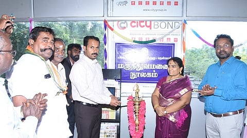 விழாவில் குத்துவிளக்கேற்றிய ஆட்சியா் ஏ.கே.கமல்கிஷோா்