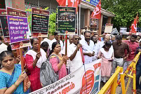 மக்கள் நல கோரிக்கைகளை நிறைவேற்ற மத்திய - மாநில அரசை வலியுறுத்தி புதன்கிழமை தமிழகம் முழுவதும் மாா்க்சிஸ்ட் கம்யூனிஸ்ட் கட்சி மக்கள் சந்திப்பு பிரசார இயக்கத்தை சென்னை பாரிமுனையில் மாா்க்சிஸ்ட் கம்யூனிஸ்ட் கட்சியின் மத்திய சென்னை மாவட்டச் செயலா் ஜி.செல்