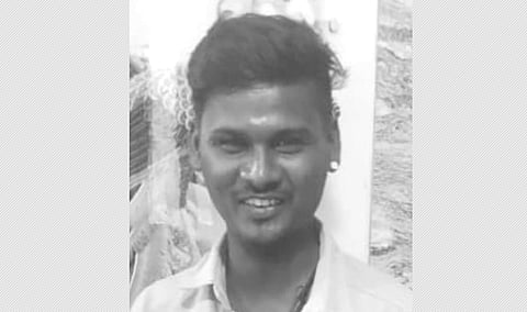 சென்னை மாதவரத்தில் கழிவு நீர் குழாய் அமைக்க தோண்டப்பட்ட பள்ளத்தில் மண் சரிந்ததில் மாநகராட்சி ஒப்பந்த ஊழியர் வினோத் ராஜ் பலியானர்.