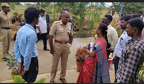 சுந்தரபாண்டியபுரம் தனியாா் முதியோா் காப்பகத்தில் விசாரணை நடத்தும் மாவட்ட காவல் கண்காணிப்பாளா் அரவிந்த்.