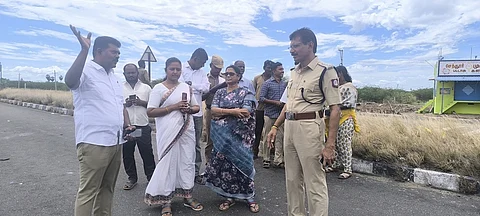 விபத்து தொடர்பாக விசாரணை மேற்கொண்ட விளாத்திகுளம் டிஎஸ்பி அசோகன், விளாத்திகுளம் மாவட்ட உரிமையியல் மற்றும் நீதித்துறை நடுவர் நீதிபதி ஞான ஜெரீதா பிளவர், கோவில்பட்டி ஆர்.டி.ஓ. கிரிஜா, மோட்டார் இன்ஸ்பெக்டர் பெலிக்ஸ் மாசிலாமணி ஆகியோர்.