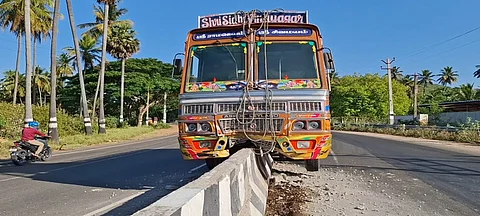 நத்தம் அருகே சாலை தடுப்பில் மோதிய விபத்துக்குள்ளான லாரி.