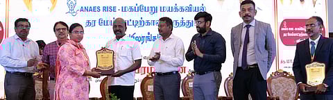 சென்னை மகப்பேறு மயக்கவியல் தர மேம்பாட்டுக்கான மருத்துவ பயிலரங்கத்தை வெள்ளிக்கிழமை தொடங்கி வைத்து சிறப்பாகப் பணியாற்றிய மருத்துவா்களுக்கு விருது வழங்கிய அமைச்சா் மா.சுப்பிரமணியன்.