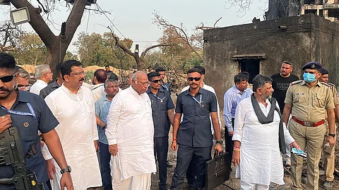 விமான விபத்து நடந்த இடத்தை பார்வையிடும் கார்கே.