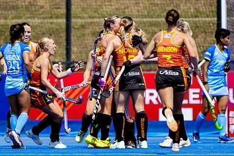 வெற்றி மகிழ்ச்சியில் ஆஸி. மகளிா். ~ஆஸி. ஆடவா் அணி.