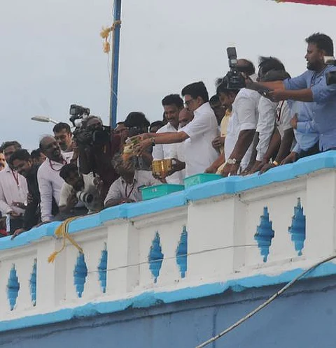 கல்லணையை ஞாயிற்றுக்கிழமை திறந்துவைத்து மலா்கள் தூவிய தமிழக முதல்வா் மு.க. ஸ்டாலின்.