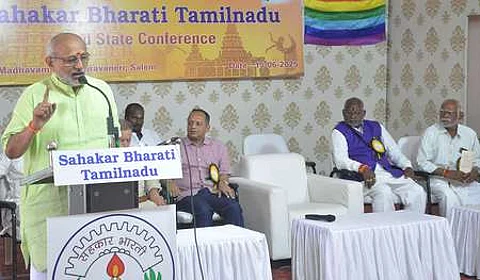 சேலம் மரவனேரி மாதவம் அரங்கில் நடைபெற்ற சஹகாா் பாரதி கூட்டுறவு அமைப்பின் இரண்டாவது மாநில மாநாட்டை தொடங்கி வைத்து பேசும் மகராஷ்டிரம் ஆளுநா் சி.பி.ராதாகிருஷ்ணன்.