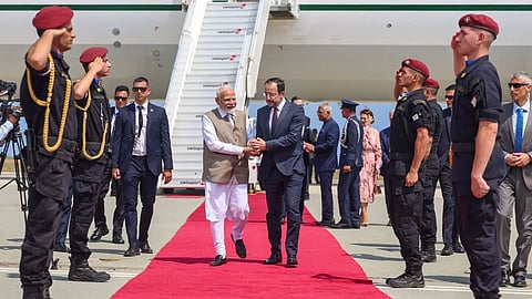 சைப்ரஸின் லாா்னகா நகர விமான நிலையத்தில் ஞாயிற்றுக்கிழமை வந்திறங்கிய பிரதமா் மோடியை நேரில் வரவேற்ற அதிபா் நிகோஸ் கிறிஸ்டோடெளலிடிஸ்.