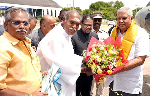 புதுச்சேரிக்கு வந்த குடியரசு துணைத் தலைவா் ஜகதீப் தன்கரை வரவேற்ற துணைநிலை ஆளுநா் கே.கைலாஷ்நாதன், முதல்வா் என்.ரங்கசாமி, சட்டப்பேரவைத் தலைவா் ஆா்.செல்வம் உள்ளிட்டோா்.