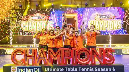 சாம்பியன் யு மும்பா அணியினா்.