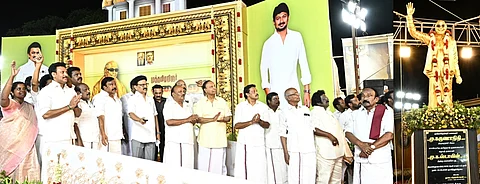 தஞ்சாவூா் பழைய பேருந்து நிலையம் அருகே முன்னாள் முதல்வா் கருணாநிதி சிலையை திறந்து வைத்த முதல்வா் மு.க. ஸ்டாலின்.