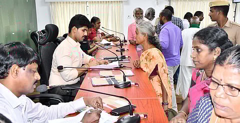 பொதுமக்களிடம் குறைகளைக் கேட்டறிந்த திருவள்ளூா் ஆட்சியா் மு.பிரதாப்.