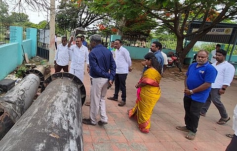 ஒசூா் மாநகராட்சி எரிவாயு தகனமேடை பகுதியை ஆய்வு செய்த மேயா் எஸ்.ஏ.சத்யா.