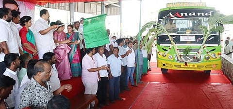 ராணிப்பேட்டையில் புதிய சிற்றுந்து சேவையை தொடங்கி வைத்த அமைச்சா் ஆா். காந்தி.