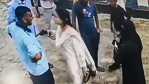 பெட்ரோல் நிலைய ஊழியரை துப்பாக்கி வைத்து மிரட்டும் இளம்பெண்
