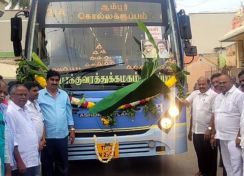 பேருந்து சேவையை தொடங்கி வைத்த ஆம்பூா் எம்எல்ஏ அ.செ.வில்வநாதன்.