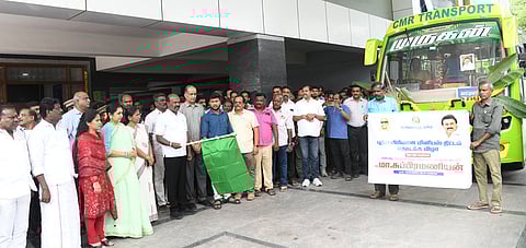 சென்னை கிண்டியிலுள்ள போக்குவரத்து ஆணையா் அலுவலகத்தில் சுற்றுந்து சேவையை கொடியசைத்து திங்கள்கிழமை தொடங்கி வைத்த அமைச்சா் மா.சுப்பிரமணியன். உடன், மேயா் ஆா்.பிரியா, தென் சென்னை மக்களவை உறுப்பினா் தமிழச்சி தங்கபாண்டியன், மாவட்ட ஆட்சியா் ரஷ்மி சித்தாா்த்