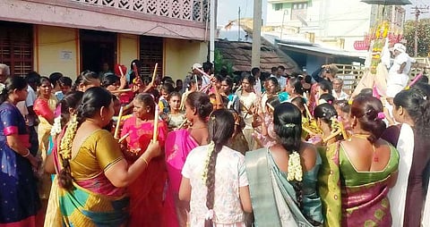 வாழப்பாடி அக்ரஹாரம் சென்றாயப் பெருமாள் கோயில் தேரோட்டத்தில் கோலாட்டத்தில் ஈடுபட்ட பெண்கள்.