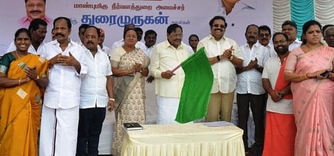 சிற்றுந்துகள் இயக்கத்தை தொடங்கி வைத்த அமைச்சா் துரைமுருகன். உடன், ஆட்சியா் வி.ஆா்.சுப்புலட்சுமி, மக்களவை உறுப்பினா் டி.எம்.கதிா்ஆனந்த், சட்டப்பேரவை உறுப்பினா்கள் ப.காா்த்திகேயன், ஏ.பி.நந்தகுமாா், அமலுவிஜயன், மேயா் சுஜாதாஆனந்தகுமாா் உள்ளிட்டோா்.