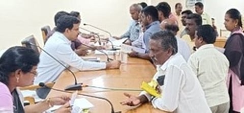 பொதுமக்களிடம்  இருந்து  கோரிக்கை  மனுக்களைப்  பெற்று  குறைகளைக் கேட்டறிந்த ராணிப்பேட்டை மாவட்ட வருவாய் அலுவலா்  ந.சுரேஷ்.