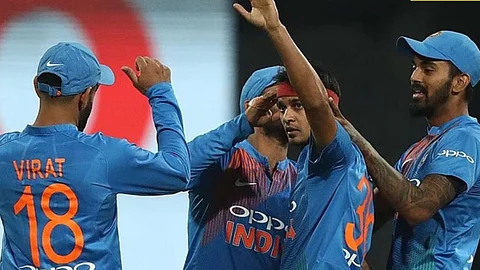 சித்தார்த் கௌலுடன் (நடுவில்), விராட் கோலி(இடது), கே.எல். ராகுல் (வலது).