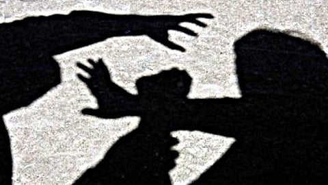 மெரீனாவில் பாலியல் தொல்லை கொடுத்தவா் அடித்துக் கொலை: இளைஞா் உள்பட 2 போ் கைது