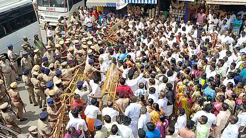 ராமநாதசுவாமி கோயில் வழிபாட்டு உரிமை மீட்க கோரி கோயில் நுளைவு போராட்டம் தடுப்புகளை தாண்டி சென்ற 500 க்கும் மேற்பட்டவர்களை காவல் துறையினர் கைது செய்தனர்.