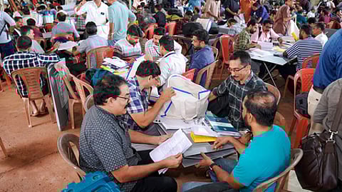 கேரள மாநிலம் நிலம்பூா் தொகுதி இடைத்தோ்தலுக்காக மலப்புரம் மாவட்டத்தில் வாக்குப்பதிவு இயந்திரங்களை சரிபாா்த்து வாங்கும் தோ்தல் அதிகாரிகள். நாள்: புதன்கிழமை