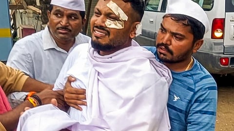 டையூவில் சகோதரா் அஜயின் இறுதிச் சடங்களில் பங்கேற்ற விஷ்வாஸ் குமாா் ரமேஷ்.